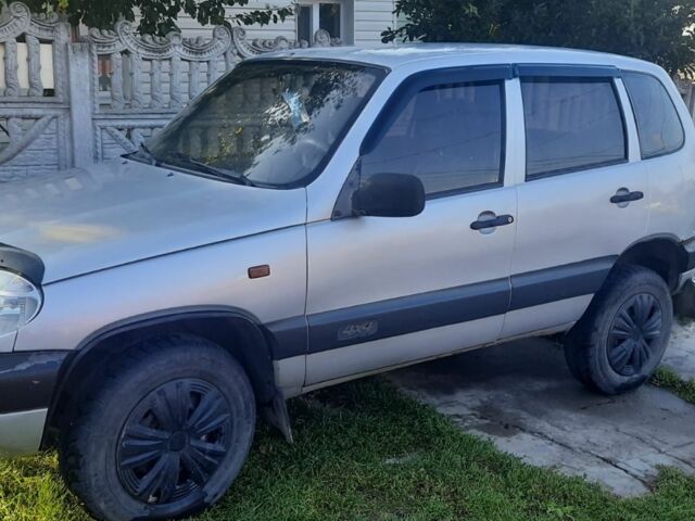 Серый Шевроле Нива, объемом двигателя 1.7 л и пробегом 137 тыс. км за 3600 $, фото 1 на Automoto.ua