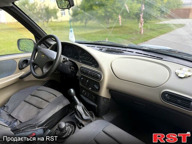 Серый Шевроле Нива, объемом двигателя 1.7 л и пробегом 125 тыс. км за 3350 $, фото 5 на Automoto.ua