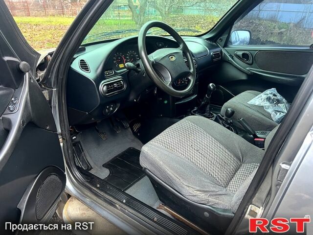 Серый Шевроле Нива, объемом двигателя 1.7 л и пробегом 195 тыс. км за 3300 $, фото 7 на Automoto.ua