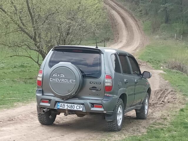 Сірий Шевроле Нива, об'ємом двигуна 1.7 л та пробігом 200 тис. км за 4600 $, фото 3 на Automoto.ua