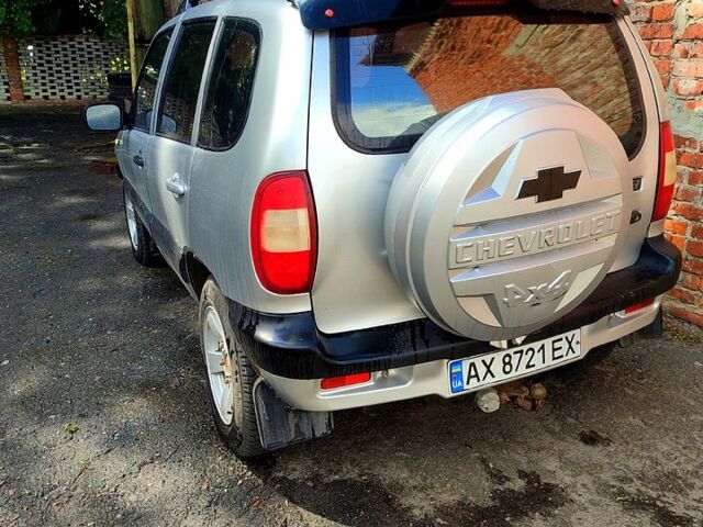 Сірий Шевроле Нива, об'ємом двигуна 1.7 л та пробігом 250 тис. км за 5000 $, фото 2 на Automoto.ua