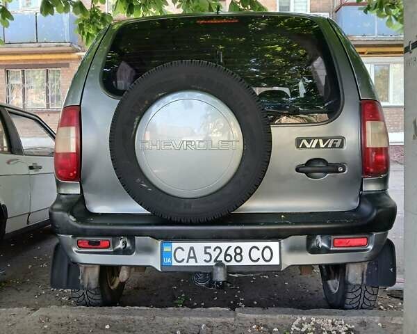 Серый Шевроле Нива, объемом двигателя 1.69 л и пробегом 148 тыс. км за 3500 $, фото 1 на Automoto.ua