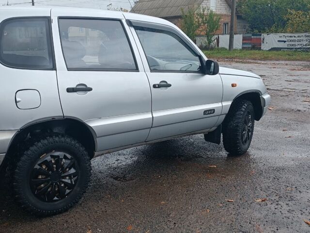 Шевроле Нива 2005 у Путивле на Automoto.ua Сірий Шевроле Нива, об'ємом двигуна 1.7 л та пробігом 74 тис. км за 3000 $, фото 2 на Automoto.ua