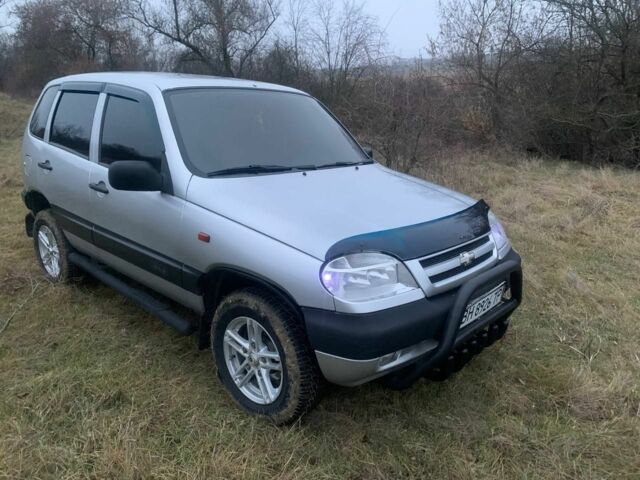 Серый Шевроле Нива, объемом двигателя 1.7 л и пробегом 180 тыс. км за 3600 $, фото 3 на Automoto.ua