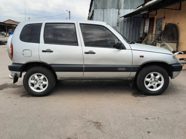 Сірий Шевроле Нива, об'ємом двигуна 1.7 л та пробігом 344 тис. км за 3100 $, фото 5 на Automoto.ua