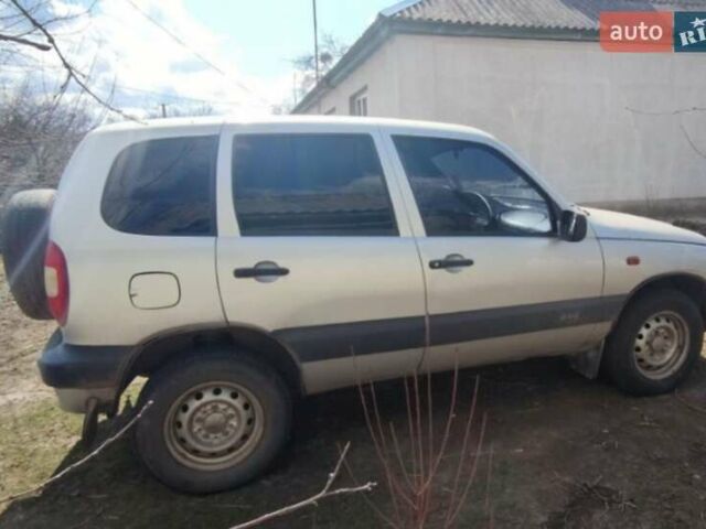 Сірий Шевроле Нива, об'ємом двигуна 1.7 л та пробігом 180 тис. км за 5000 $, фото 3 на Automoto.ua