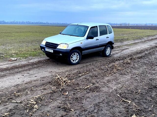 Сірий Шевроле Нива, об'ємом двигуна 1.7 л та пробігом 320 тис. км за 3300 $, фото 3 на Automoto.ua