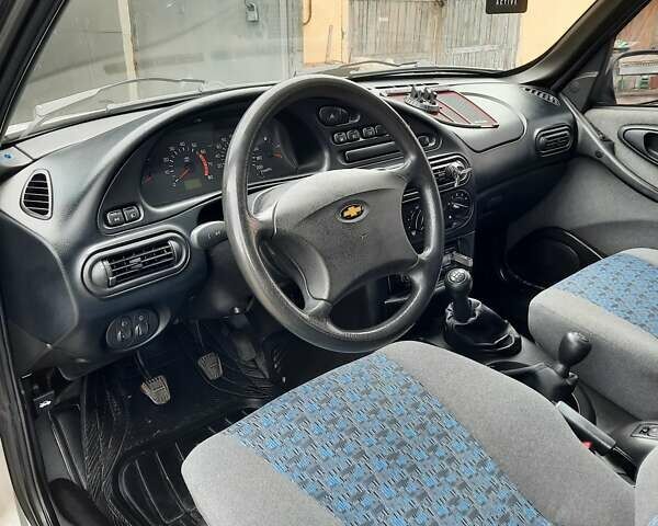 Серый Шевроле Нива, объемом двигателя 1.7 л и пробегом 344 тыс. км за 3100 $, фото 10 на Automoto.ua