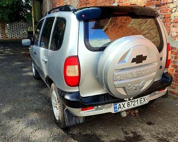 Сірий Шевроле Нива, об'ємом двигуна 1.7 л та пробігом 250 тис. км за 5000 $, фото 1 на Automoto.ua
