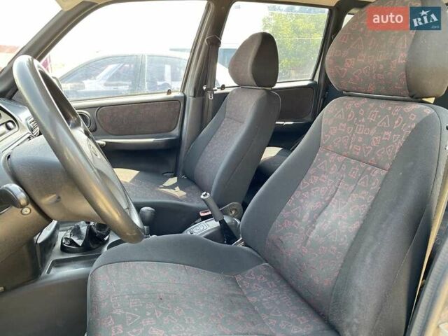 Серый Шевроле Нива, объемом двигателя 1.7 л и пробегом 228 тыс. км за 3900 $, фото 8 на Automoto.ua