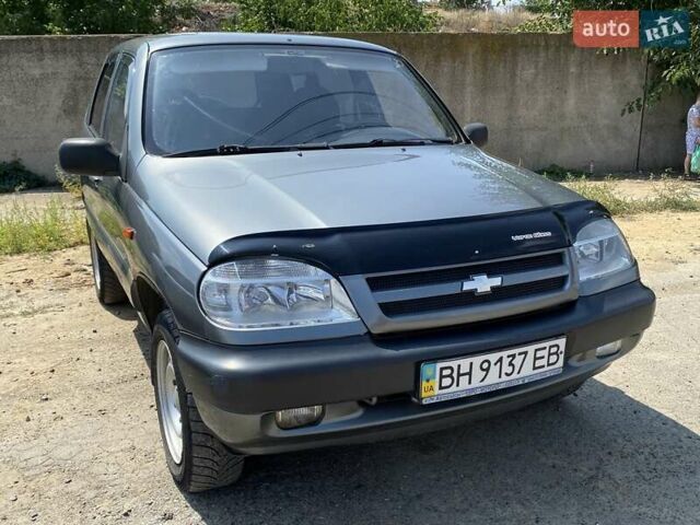 Серый Шевроле Нива, объемом двигателя 1.7 л и пробегом 228 тыс. км за 3900 $, фото 1 на Automoto.ua