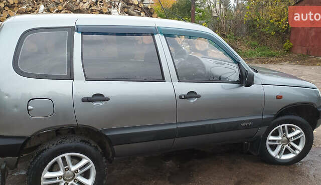 Шевроле Нива 2006 в Кролевце на Automoto.ua Серый Шевроле Нива, объемом двигателя 1.7 л и пробегом 154 тыс. км за 5200 $, фото 3 на Automoto.ua