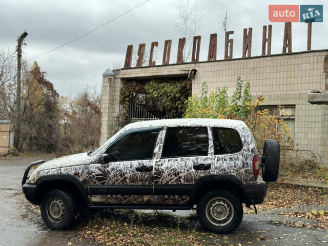 Сірий Шевроле Нива, об'ємом двигуна 1.7 л та пробігом 300 тис. км за 2999 $, фото 10 на Automoto.ua