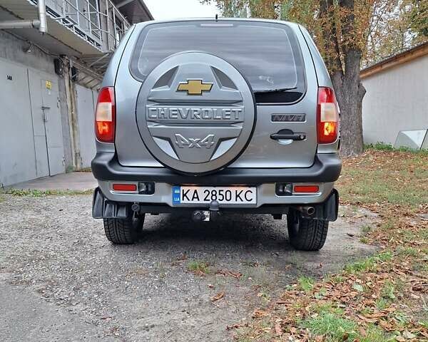 Серый Шевроле Нива, объемом двигателя 1.69 л и пробегом 93 тыс. км за 6500 $, фото 94 на Automoto.ua