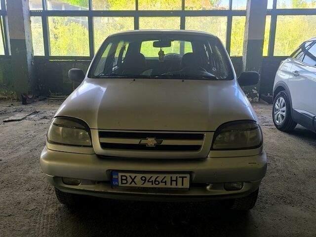 Сірий Шевроле Нива, об'ємом двигуна 1.7 л та пробігом 180 тис. км за 3700 $, фото 7 на Automoto.ua