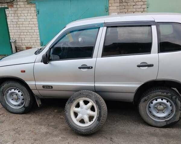 Сірий Шевроле Нива, об'ємом двигуна 1.7 л та пробігом 158 тис. км за 4200 $, фото 2 на Automoto.ua