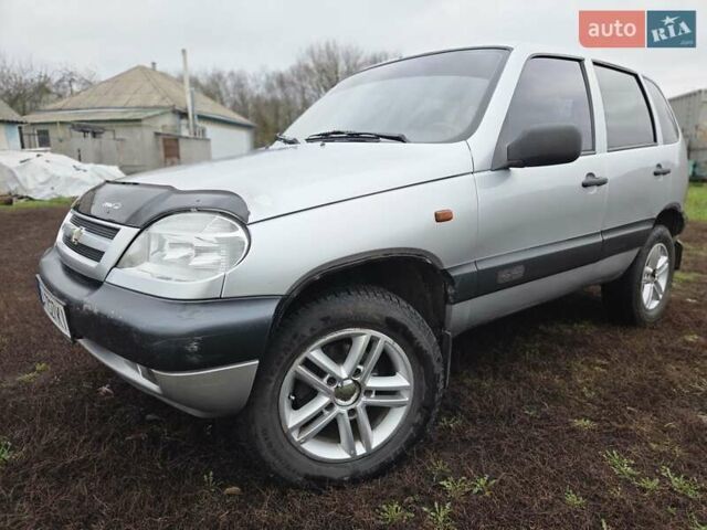 Сірий Шевроле Нива, об'ємом двигуна 1.7 л та пробігом 173 тис. км за 4200 $, фото 3 на Automoto.ua