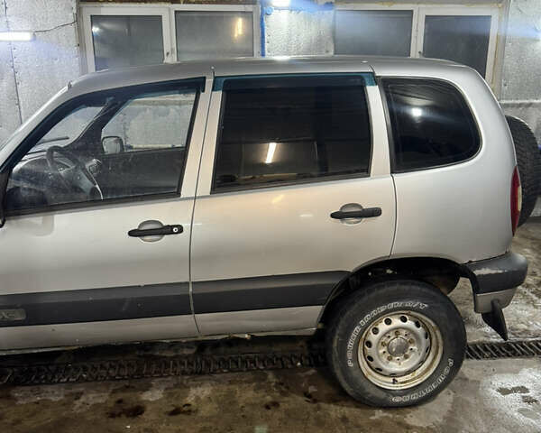 Серый Шевроле Нива, объемом двигателя 1.69 л и пробегом 160 тыс. км за 2800 $, фото 7 на Automoto.ua