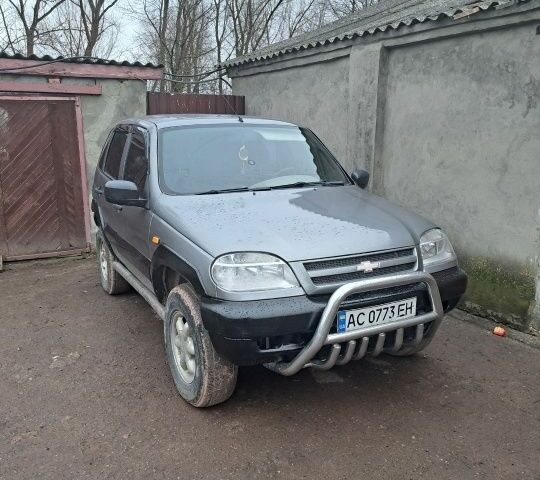 Сірий Шевроле Нива, об'ємом двигуна 1 л та пробігом 100 тис. км за 3000 $, фото 1 на Automoto.ua