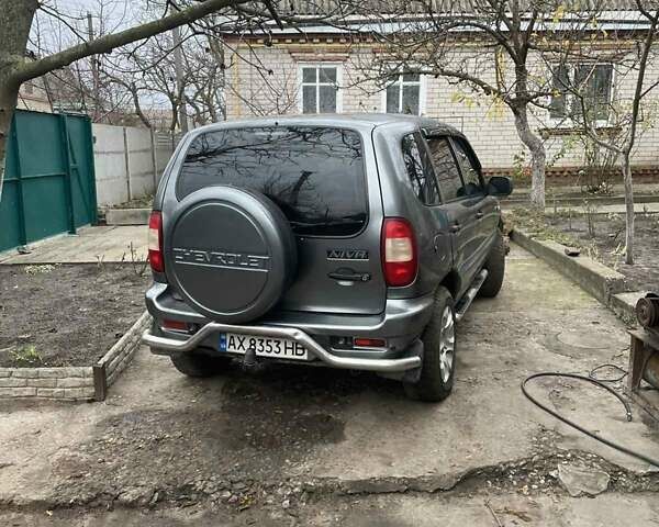 Серый Шевроле Нива, объемом двигателя 1.69 л и пробегом 280 тыс. км за 4500 $, фото 2 на Automoto.ua