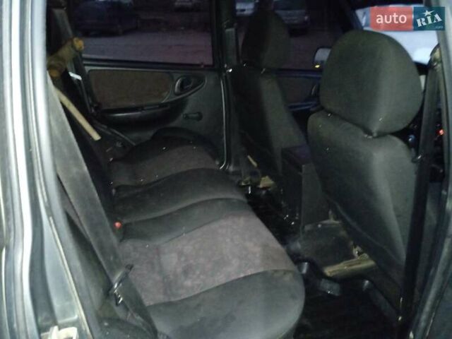 Серый Шевроле Нива, объемом двигателя 1.7 л и пробегом 200 тыс. км за 3600 $, фото 5 на Automoto.ua