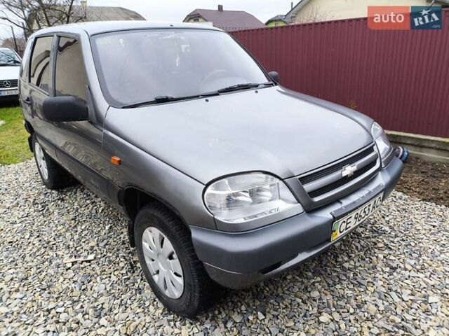 Серый Шевроле Нива, объемом двигателя 1.7 л и пробегом 153 тыс. км за 3800 $, фото 1 на Automoto.ua