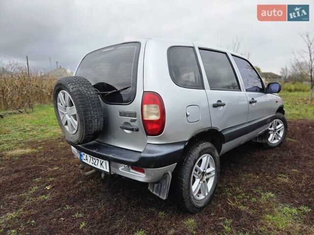 Сірий Шевроле Нива, об'ємом двигуна 1.7 л та пробігом 173 тис. км за 4200 $, фото 1 на Automoto.ua