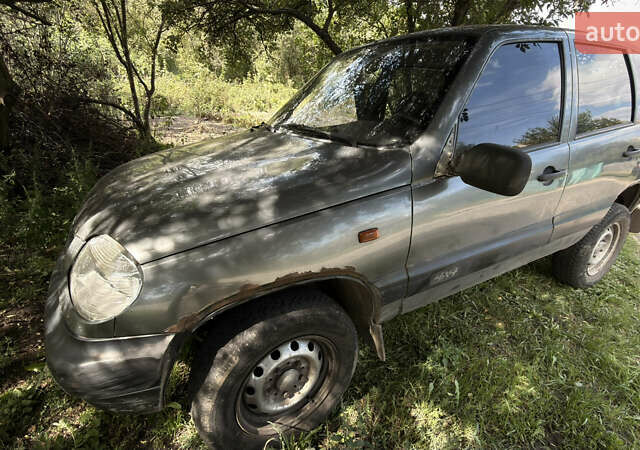 Серый Шевроле Нива, объемом двигателя 1.69 л и пробегом 250 тыс. км за 3300 $, фото 4 на Automoto.ua