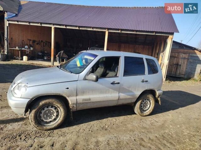 Серый Шевроле Нива, объемом двигателя 1.7 л и пробегом 100 тыс. км за 2500 $, фото 2 на Automoto.ua