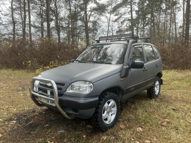 Сірий Шевроле Нива, об'ємом двигуна 1.7 л та пробігом 250 тис. км за 3500 $, фото 4 на Automoto.ua
