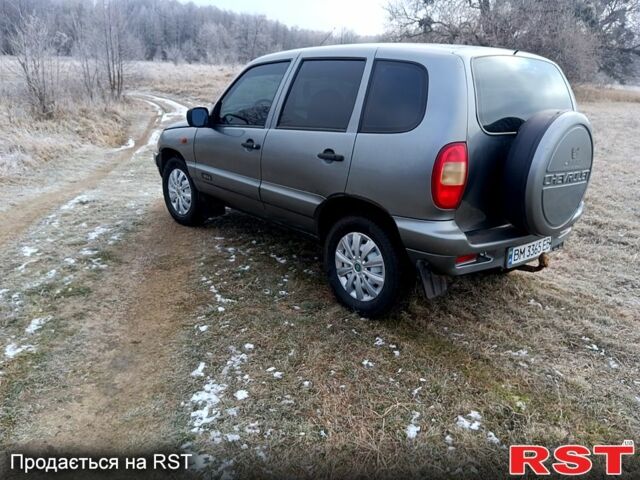 Серый Шевроле Нива, объемом двигателя 1.7 л и пробегом 220 тыс. км за 3950 $, фото 5 на Automoto.ua