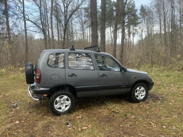 Сірий Шевроле Нива, об'ємом двигуна 1.7 л та пробігом 250 тис. км за 3500 $, фото 2 на Automoto.ua