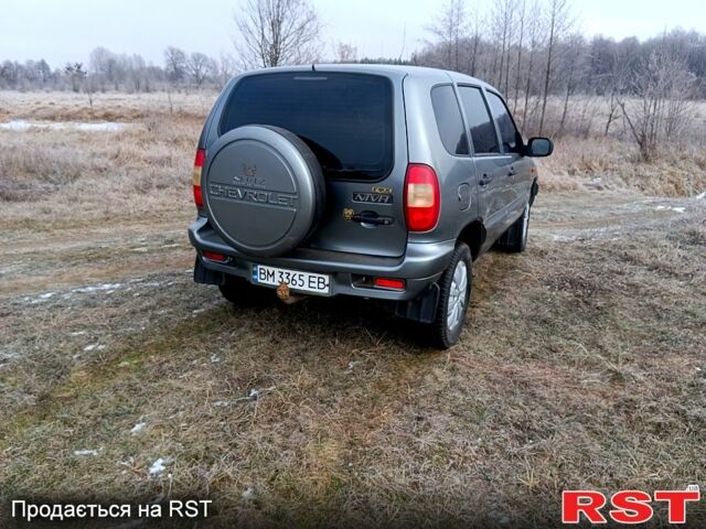 Серый Шевроле Нива, объемом двигателя 1.7 л и пробегом 220 тыс. км за 3950 $, фото 6 на Automoto.ua