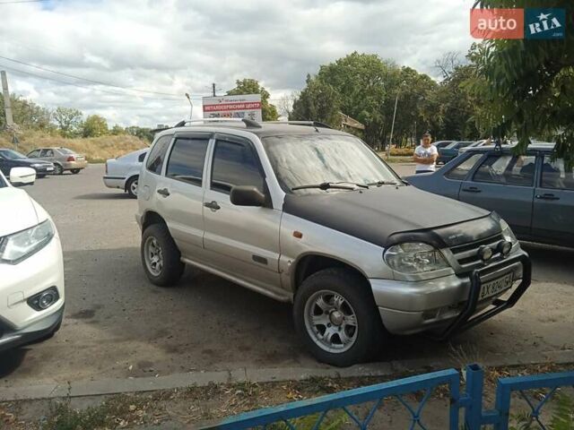 Серый Шевроле Нива, объемом двигателя 1.69 л и пробегом 220 тыс. км за 2700 $, фото 1 на Automoto.ua