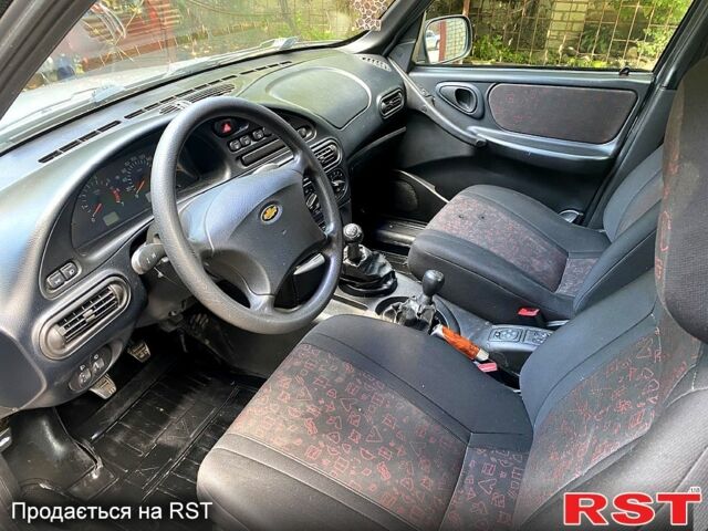 Серый Шевроле Нива, объемом двигателя 1.7 л и пробегом 200 тыс. км за 3350 $, фото 4 на Automoto.ua