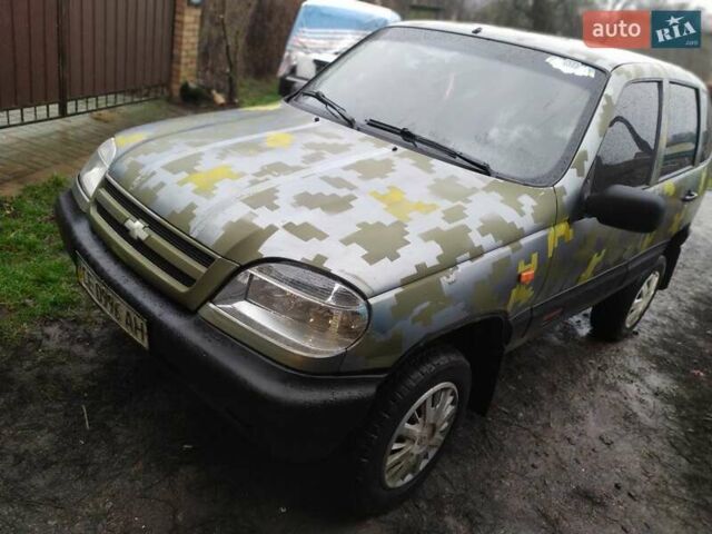 Сірий Шевроле Нива, об'ємом двигуна 1.7 л та пробігом 200 тис. км за 2200 $, фото 1 на Automoto.ua