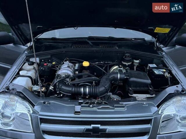 Сірий Шевроле Нива, об'ємом двигуна 1.7 л та пробігом 201 тис. км за 3999 $, фото 51 на Automoto.ua