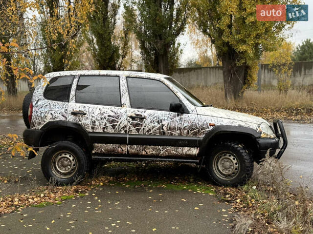 Сірий Шевроле Нива, об'ємом двигуна 1.7 л та пробігом 300 тис. км за 2999 $, фото 5 на Automoto.ua