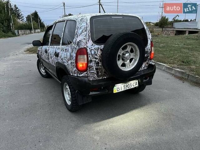Серый Шевроле Нива, объемом двигателя 1.7 л и пробегом 300 тыс. км за 3750 $, фото 2 на Automoto.ua