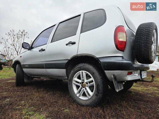 Сірий Шевроле Нива, об'ємом двигуна 1.7 л та пробігом 173 тис. км за 4200 $, фото 2 на Automoto.ua