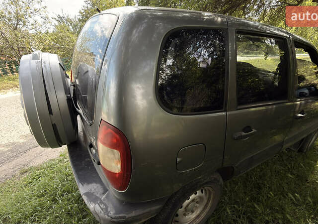 Серый Шевроле Нива, объемом двигателя 1.69 л и пробегом 250 тыс. км за 3300 $, фото 2 на Automoto.ua