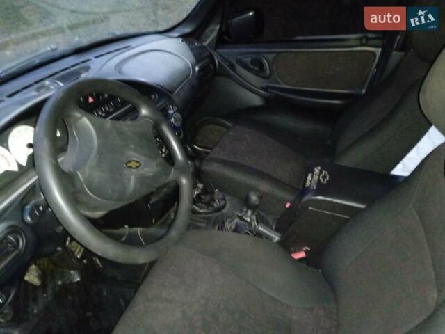 Серый Шевроле Нива, объемом двигателя 1.7 л и пробегом 200 тыс. км за 3600 $, фото 6 на Automoto.ua