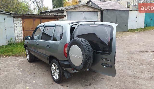 Шевроле Нива 2006 в Кролевце на Automoto.ua Серый Шевроле Нива, объемом двигателя 1.7 л и пробегом 154 тыс. км за 5200 $, фото 6 на Automoto.ua