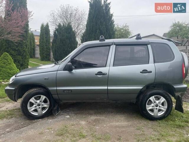 Серый Шевроле Нива, объемом двигателя 1.7 л и пробегом 208 тыс. км за 4150 $, фото 1 на Automoto.ua