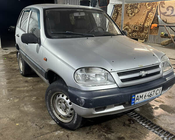 Серый Шевроле Нива, объемом двигателя 1.69 л и пробегом 160 тыс. км за 2800 $, фото 1 на Automoto.ua