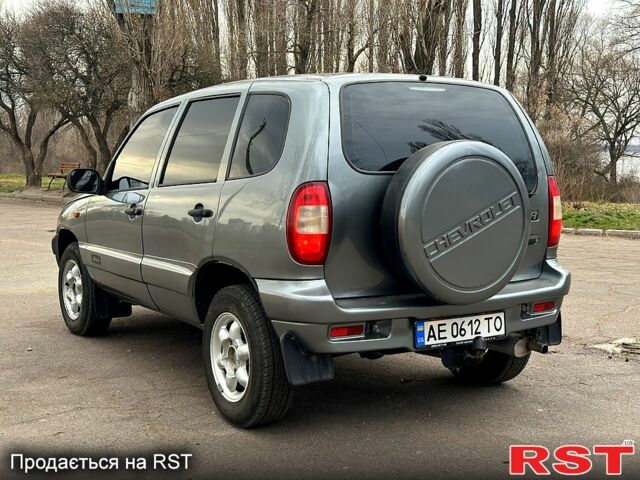 Серый Шевроле Нива, объемом двигателя 1.7 л и пробегом 186 тыс. км за 5000 $, фото 1 на Automoto.ua