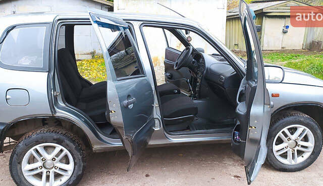Шевроле Нива 2006 в Кролевце на Automoto.ua Серый Шевроле Нива, объемом двигателя 1.7 л и пробегом 154 тыс. км за 5200 $, фото 9 на Automoto.ua