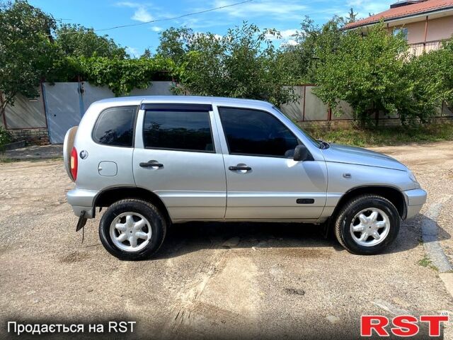 Серый Шевроле Нива, объемом двигателя 1.7 л и пробегом 200 тыс. км за 3350 $, фото 1 на Automoto.ua