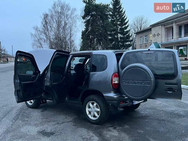 Сірий Шевроле Нива, об'ємом двигуна 1.7 л та пробігом 201 тис. км за 3999 $, фото 55 на Automoto.ua
