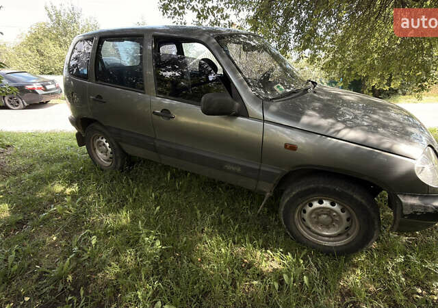 Серый Шевроле Нива, объемом двигателя 1.69 л и пробегом 250 тыс. км за 3300 $, фото 1 на Automoto.ua